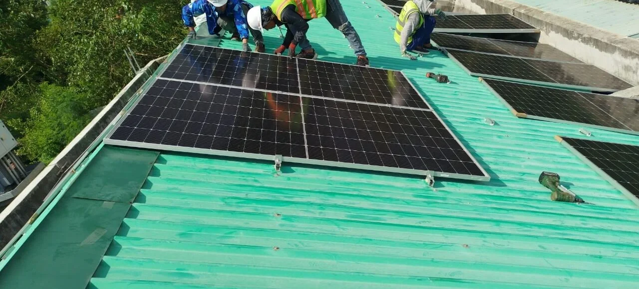 Quy Trình Thi Công Điện Mặt Trời Áp Mái Từ A Đến Z Trong 7 Bước