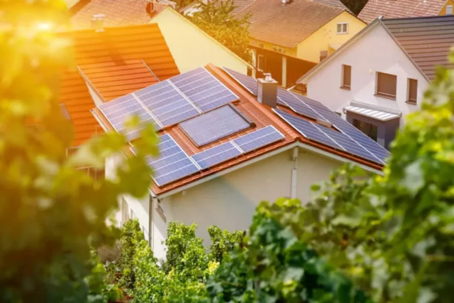 Hệ Thống Điện Mặt Trời Hybrid Là Gì? Nên Lắp Không? | B-USA