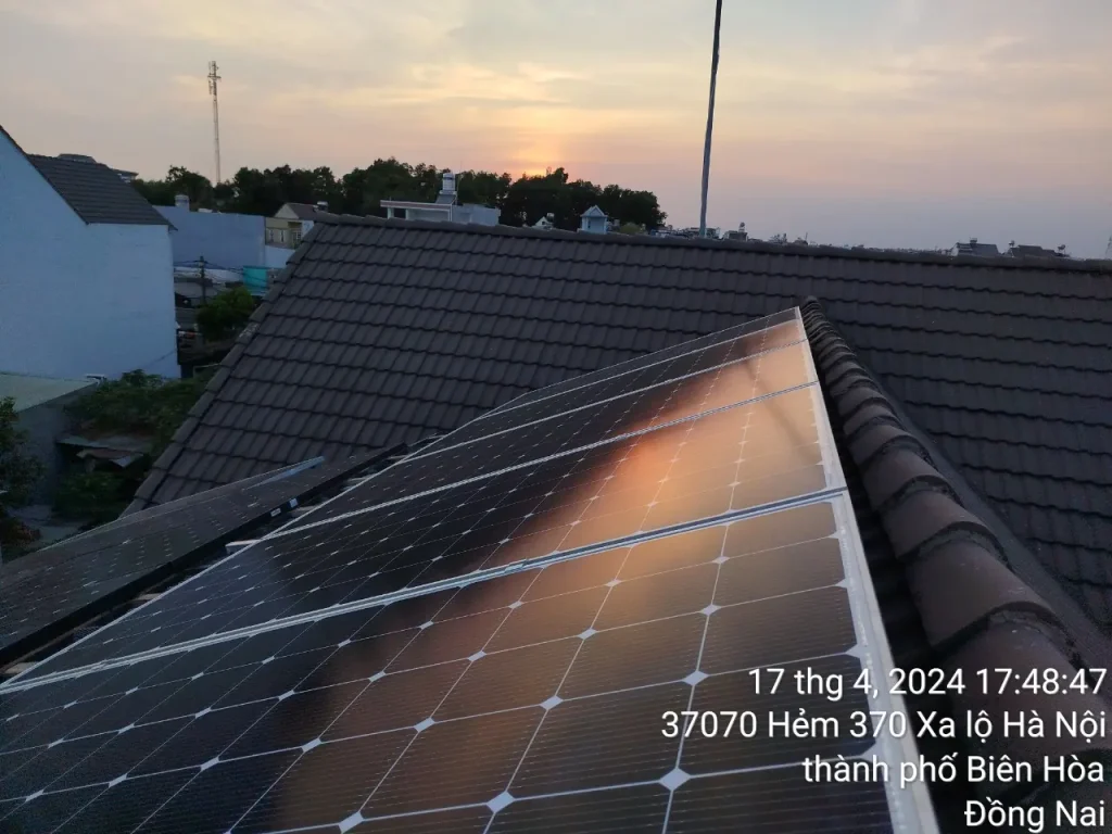 Dàn pin năng lượng mặt trời hybrid trên mái nhà dân